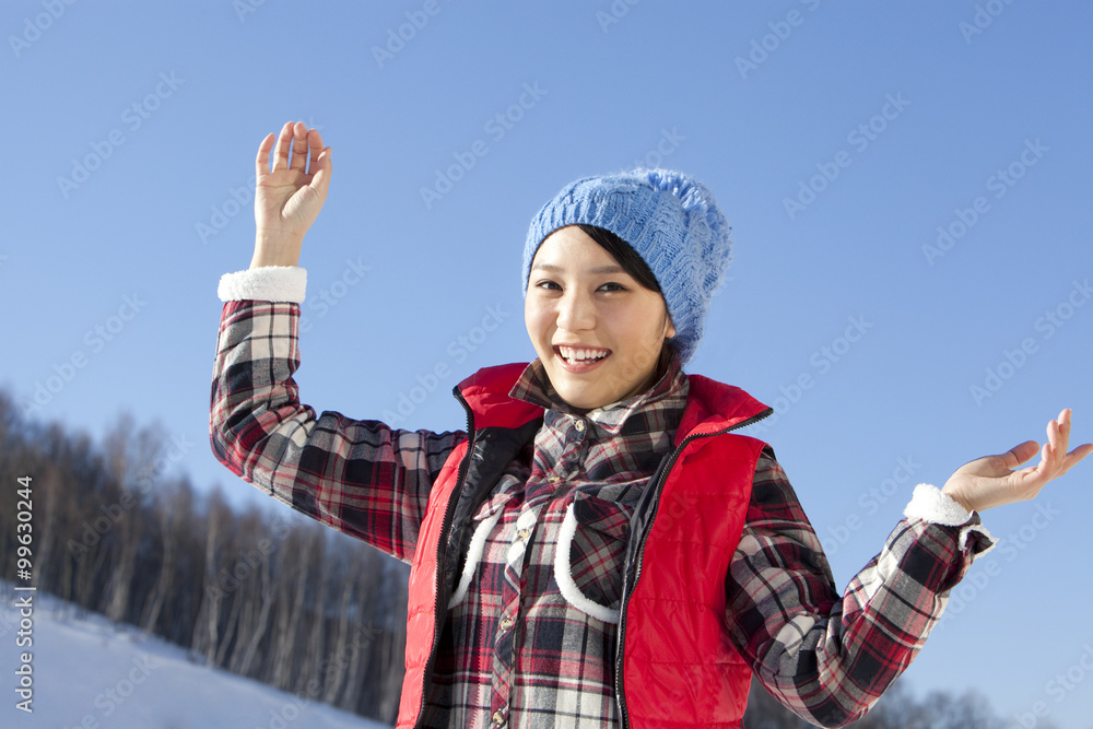 滑雪场的年轻女人