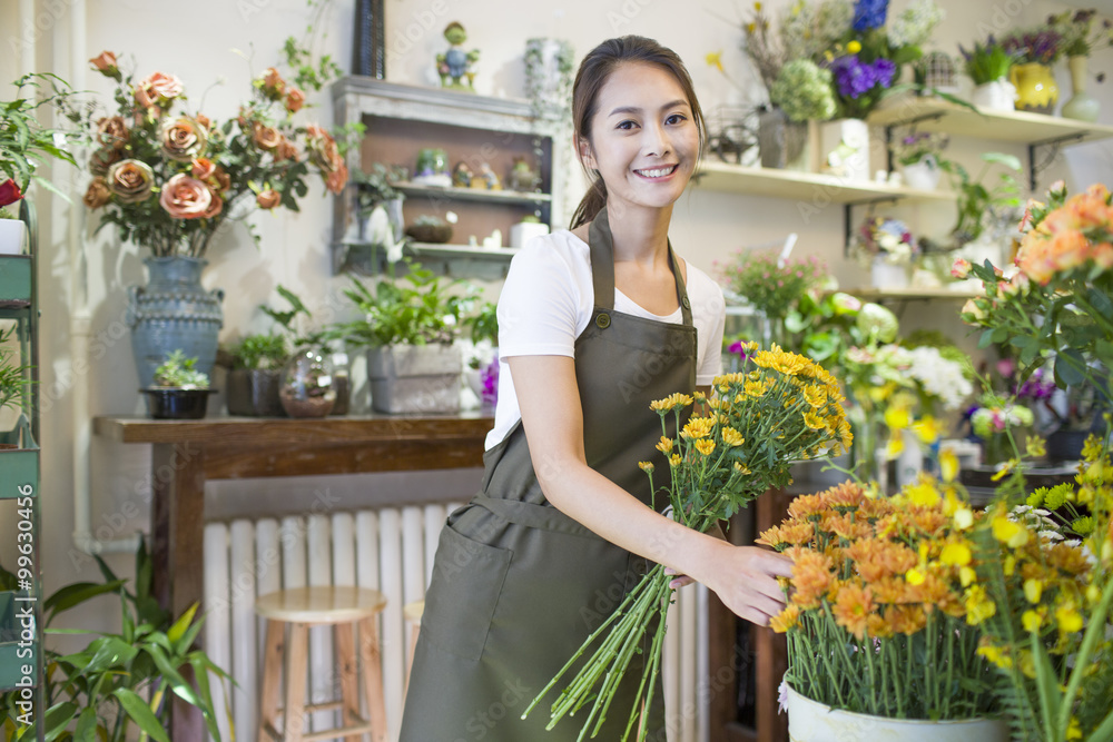 在商店工作的女花匠