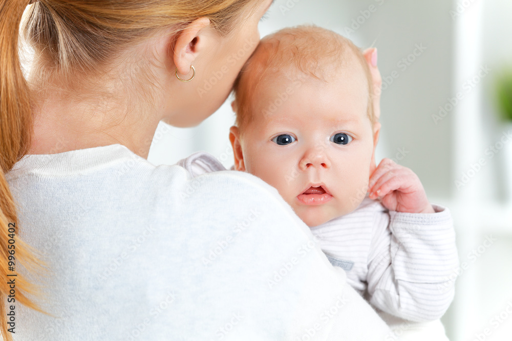 母亲怀抱中的新生婴儿