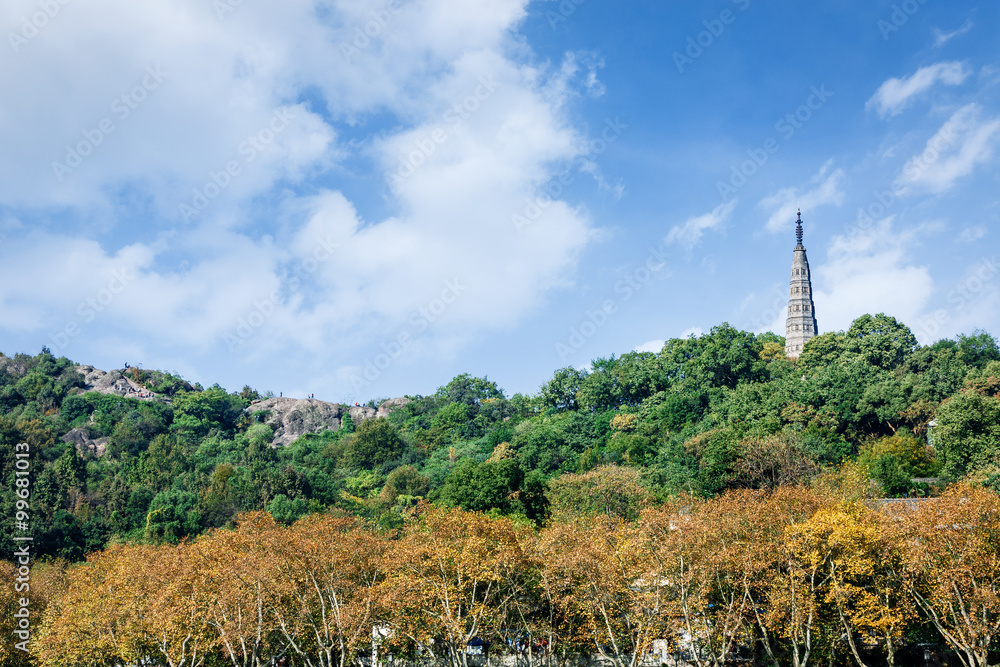 秋天的杭州西湖美景和古塔