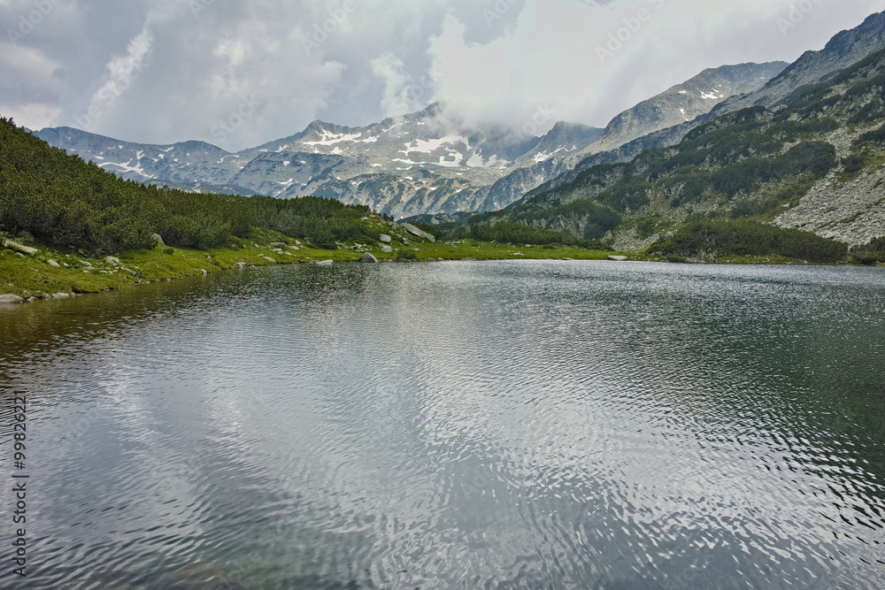 风暴前，保加利亚皮林山Banderishki Chukar峰上空的云