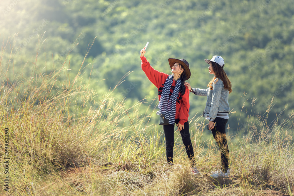 两位年轻女游客拍旅游自拍