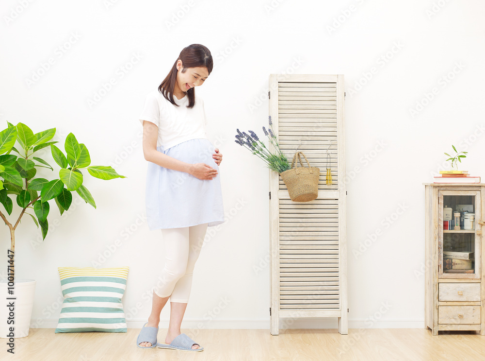 部屋に立つ妊婦