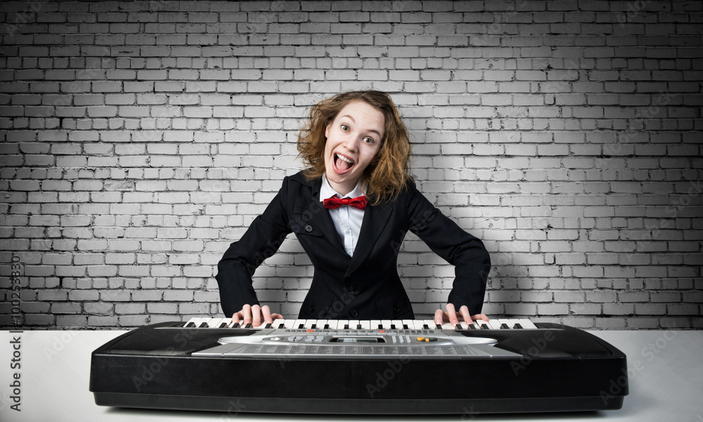 Mad woman play piano