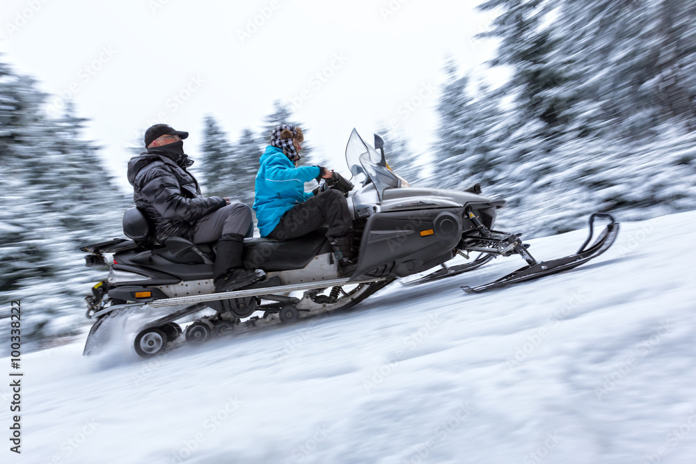 冬季森林道路上的雪地摩托