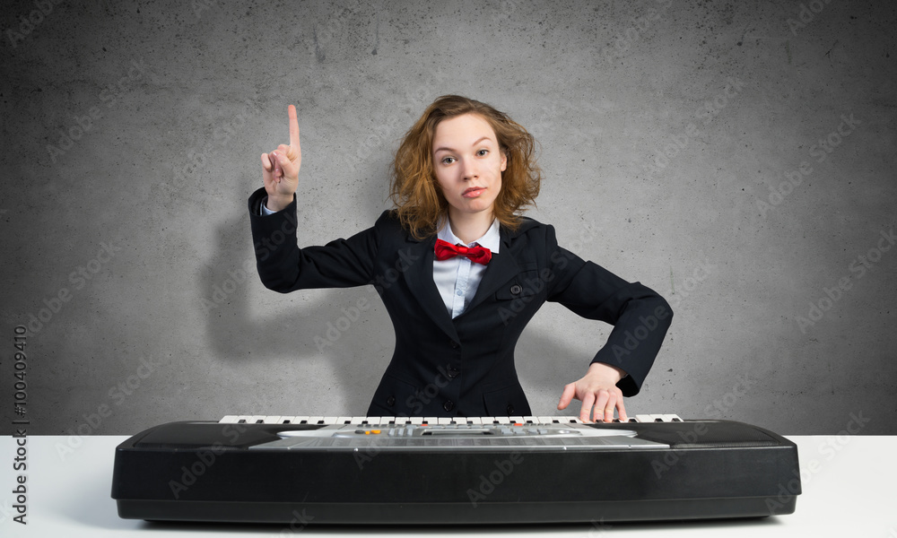 Mad woman play piano