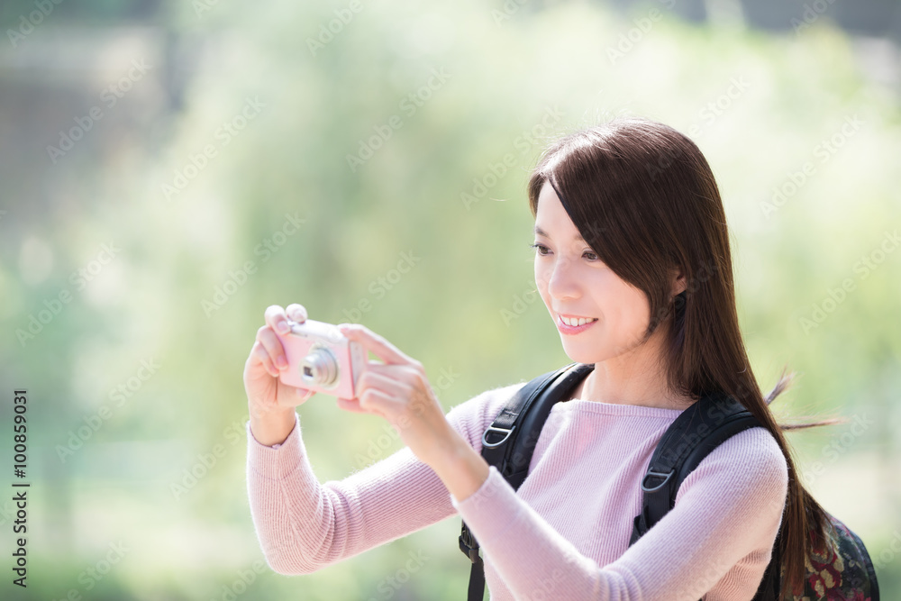 年轻女子微笑自拍