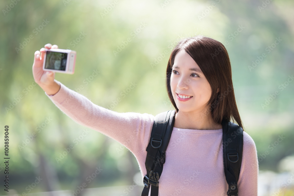 年轻女子微笑自拍