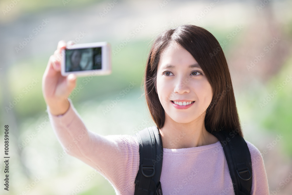 年轻女子微笑自拍