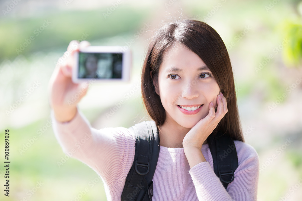 年轻女子微笑自拍