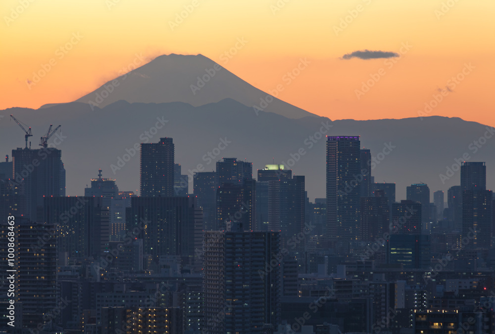 日落时分的富士山和东京城市景观