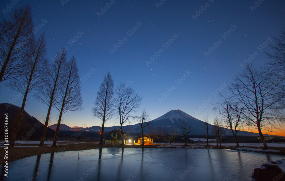 静冈县富本市蓝天下的富士山