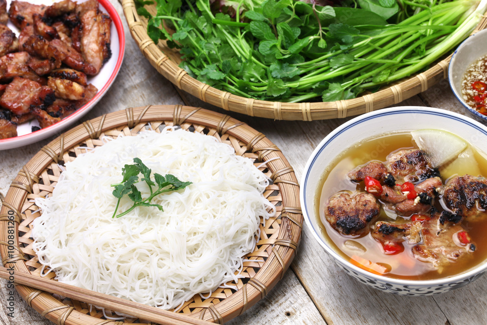 bun cha，烤猪肉米粉和香草，越南菜