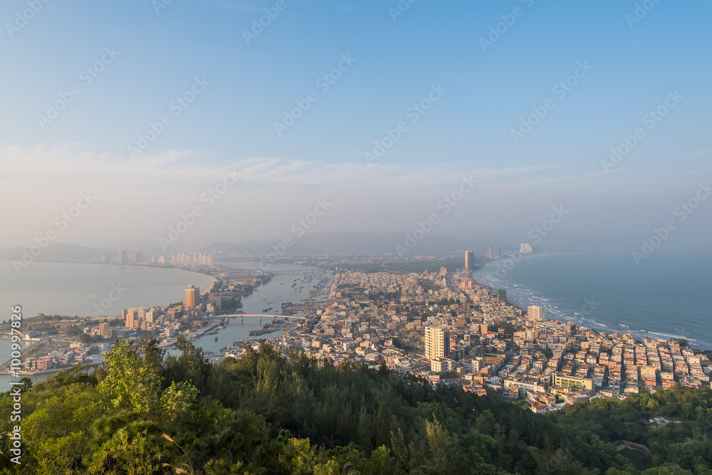 大海和岩石是美丽的海岸线