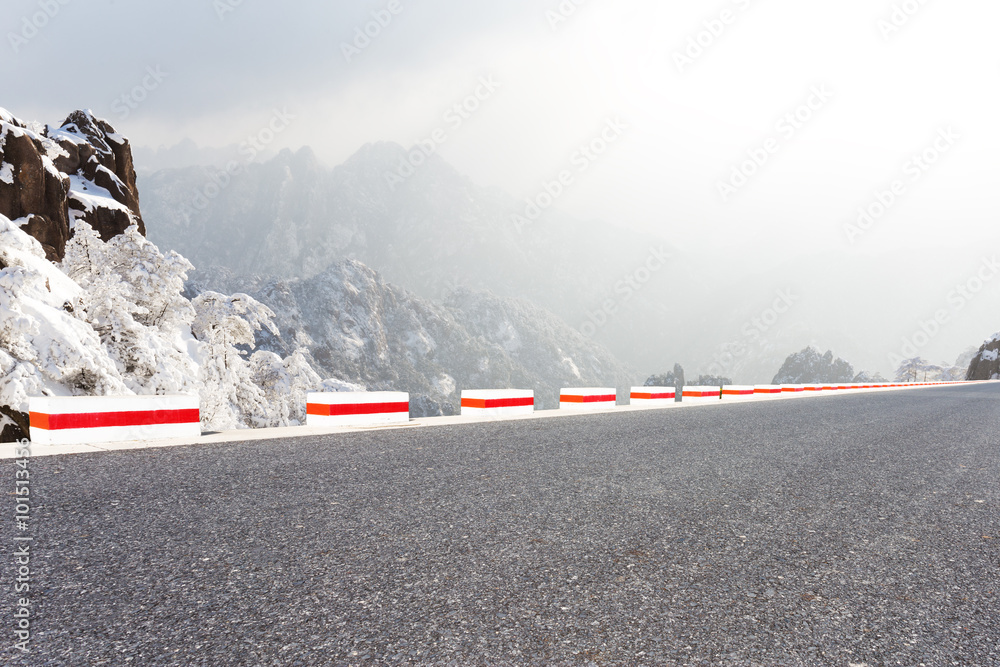 黄山雪景前方道路