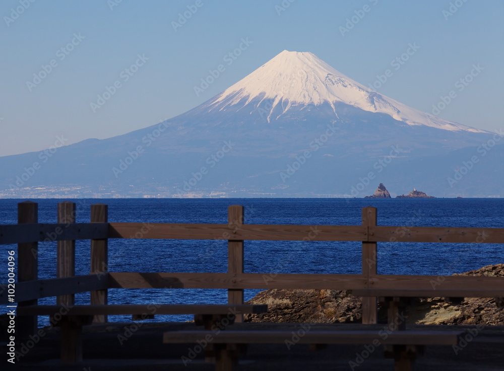 静冈县伊豆市冬季富士山和日本海