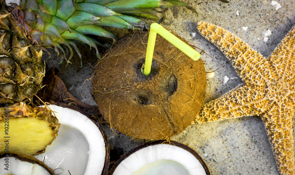 Kokosmilch und Ananas am Strand