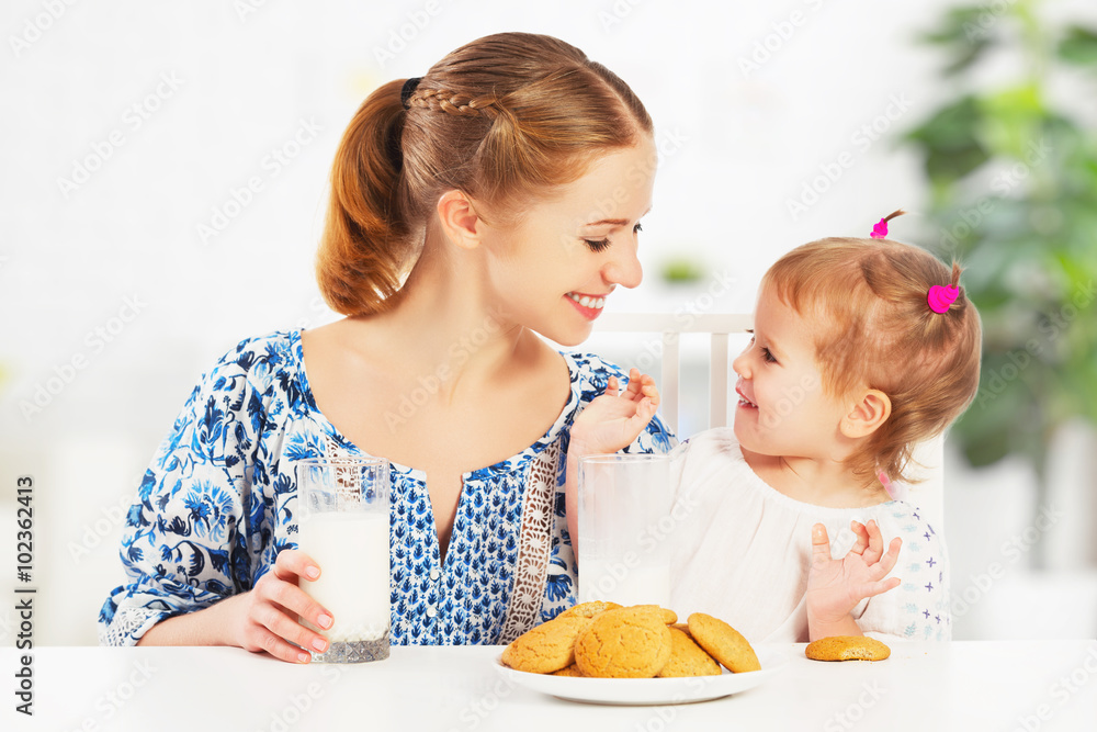 幸福家庭妈妈和宝贝女儿在早餐：饼干