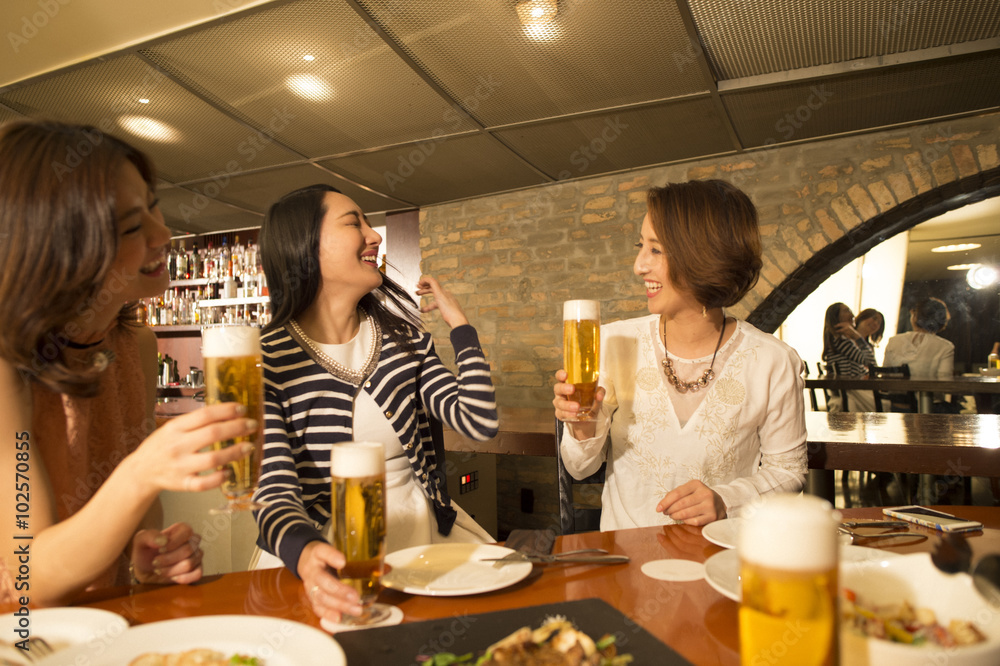 三名年轻女子正在喝啤酒