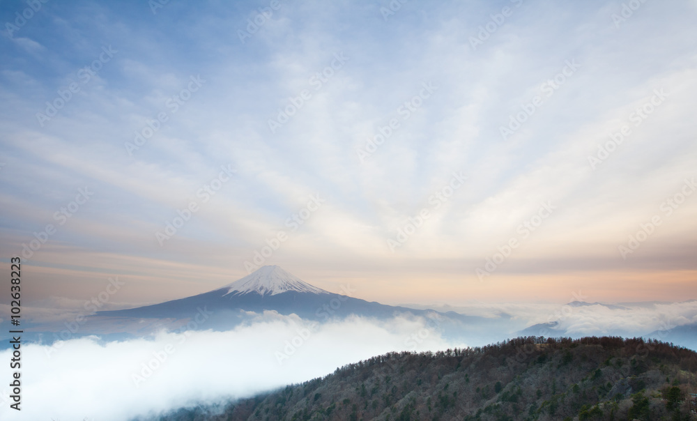 富士山和从三条治山看到的云