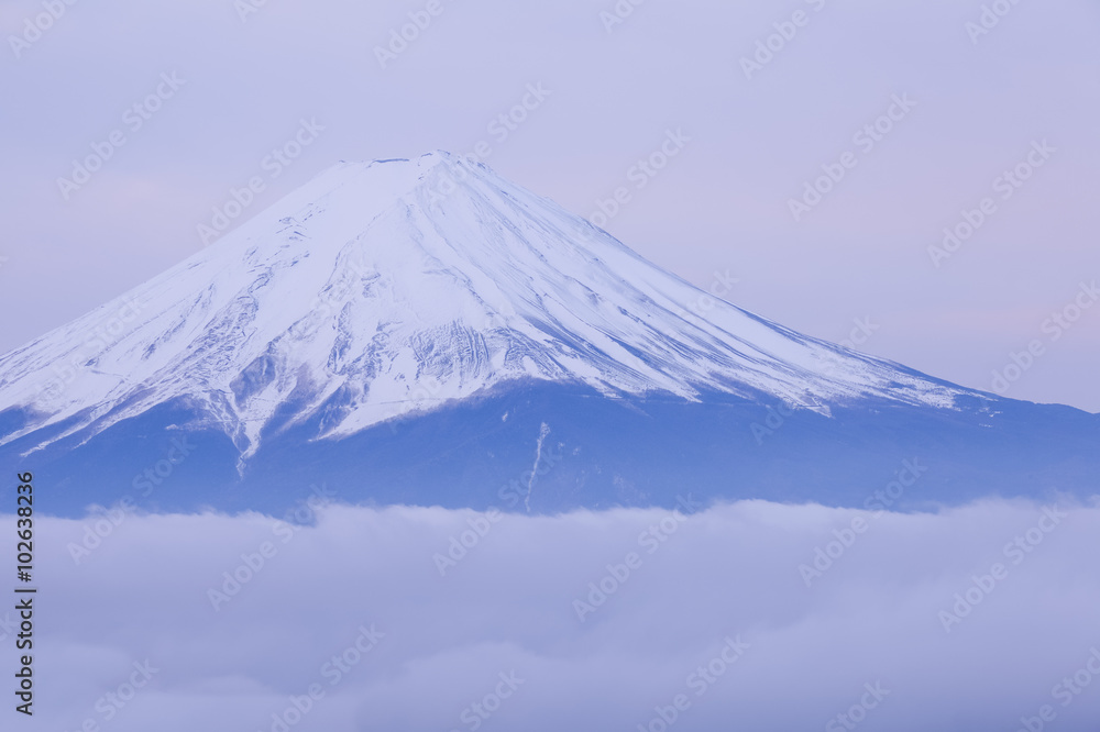 冬季有雪的富士山顶