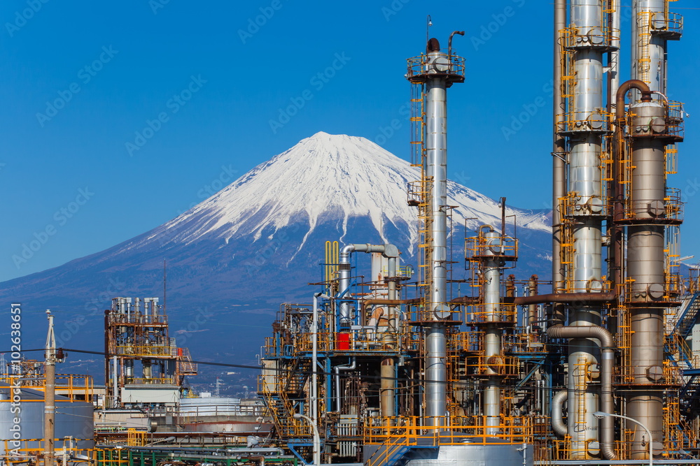 以富士山为背景的日本炼油厂。