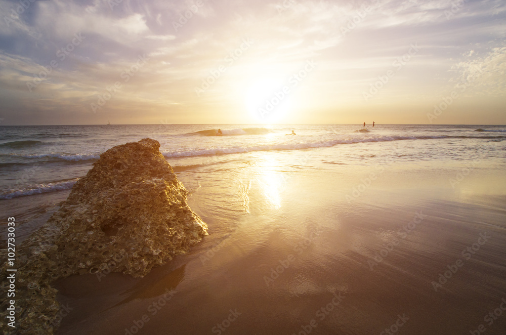 Puesta de sol en las playas españolas durante las vacaciones de verano