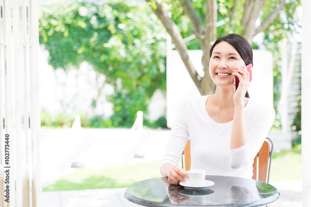 咖啡馆里的年轻亚洲女人