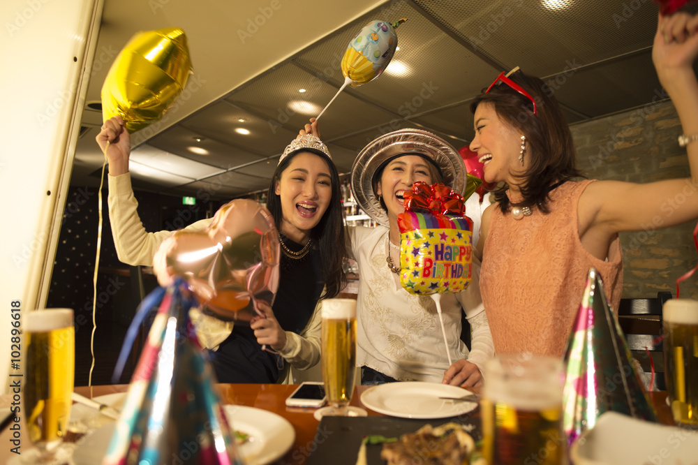 女人在庆祝朋友的生日