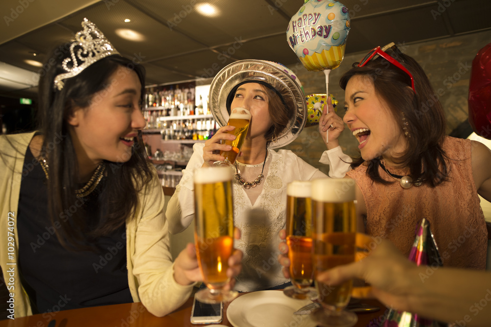 三个女人在酒吧庆祝生日