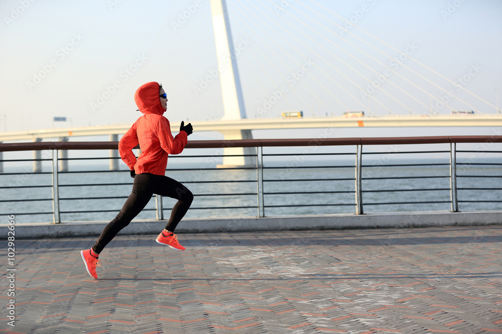 在海边跑步的年轻健身女跑步者