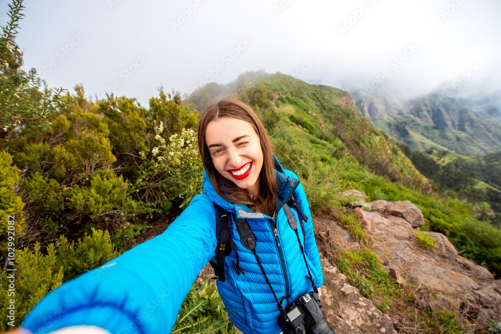 在拉戈梅拉岛上登山的女人