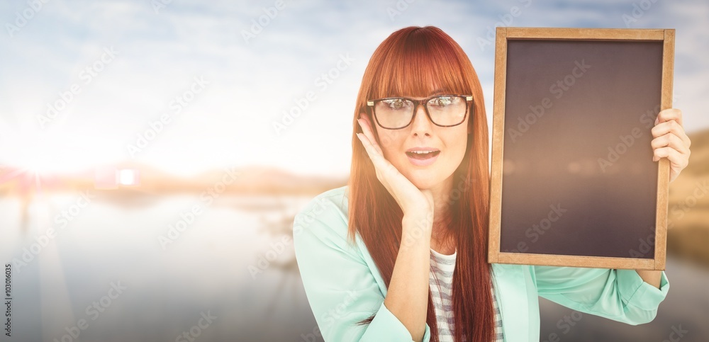 微笑的潮人女人拿着黑板的合成图