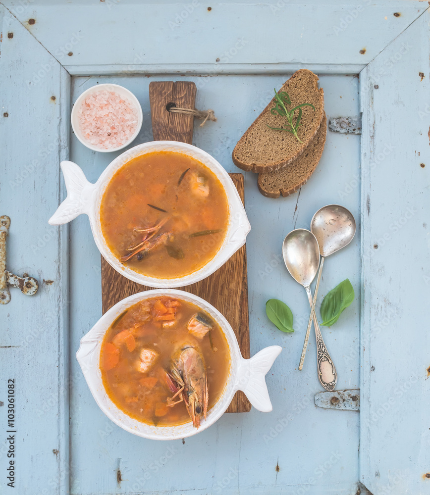 法式Bouillabaisse鱼番茄汤，配三文鱼柳、虾和香料，配乡村木板o