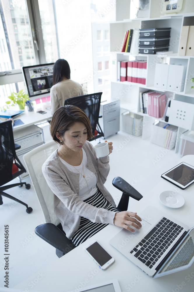 女性在办公室工作