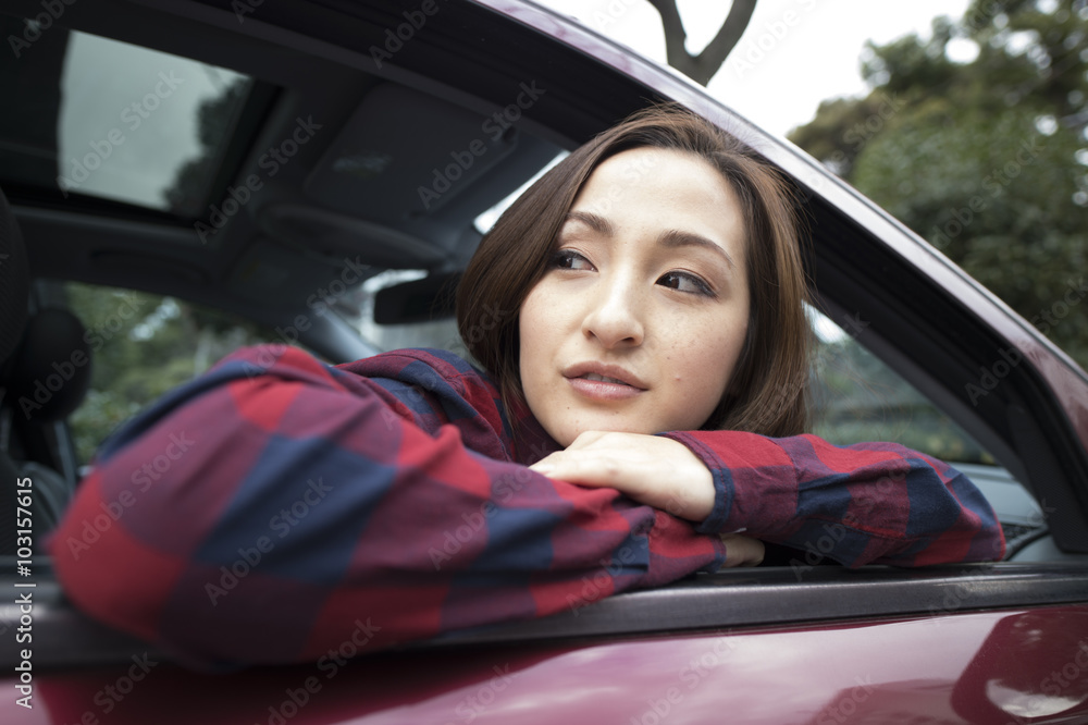 女人们正从车窗望向后面