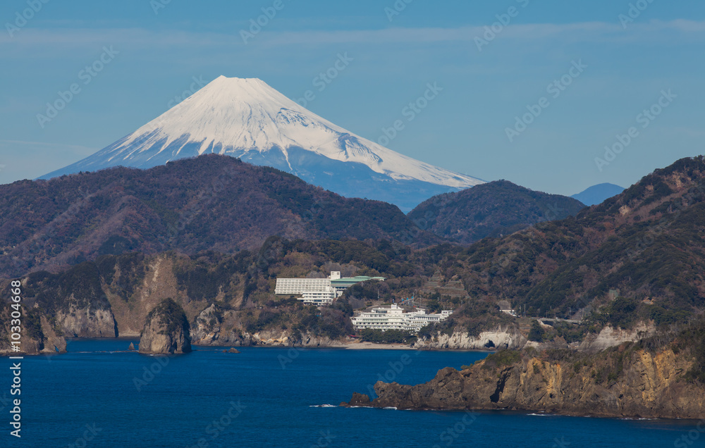 日本静冈县伊豆市的富士山和大海。