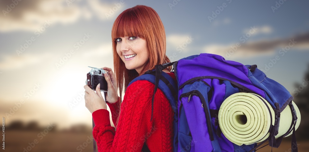 微笑的时髦女人拿着旅行袋的合成图像