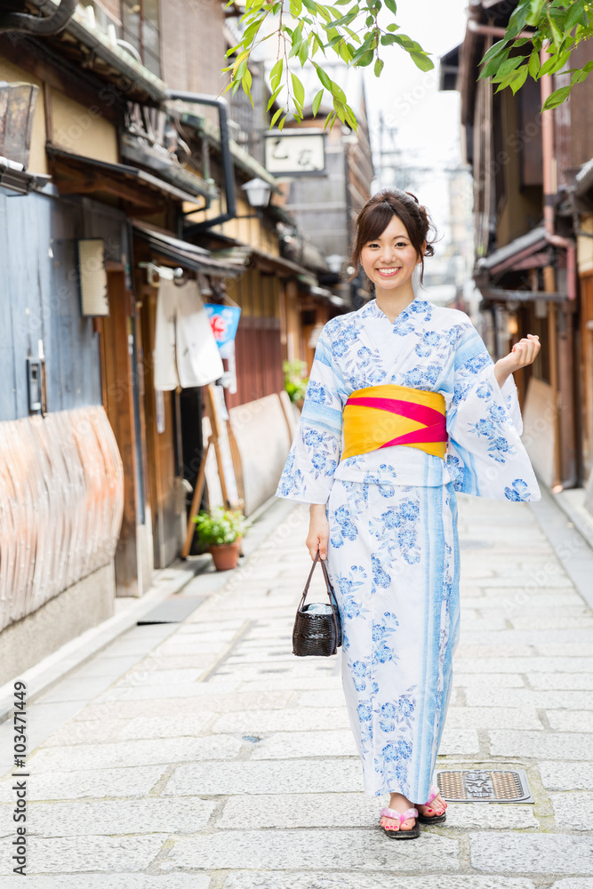 穿着和服的日本女人的画像