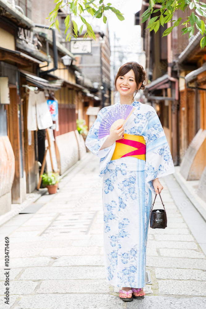 穿着和服的日本女人的画像