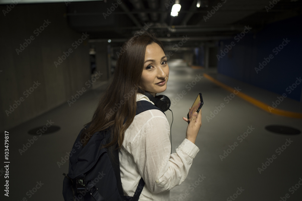 女子在地下停车场散步