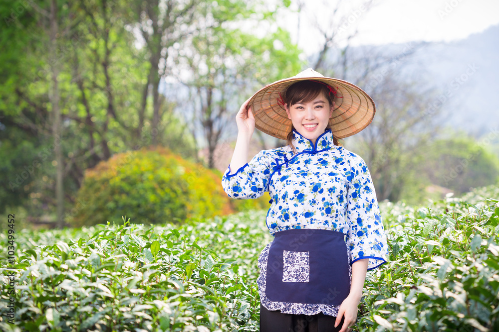 茶园里美丽的亚洲女孩