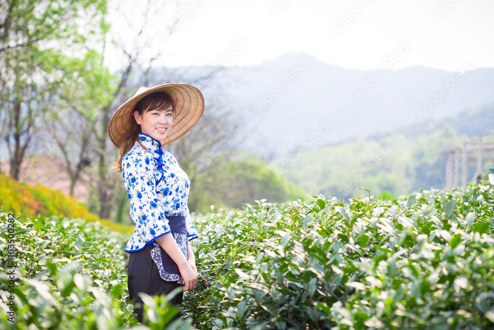 茶园里美丽的亚洲女孩