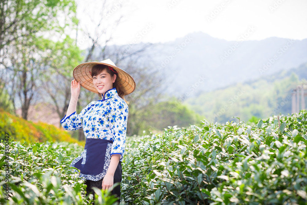 茶园里美丽的亚洲女孩