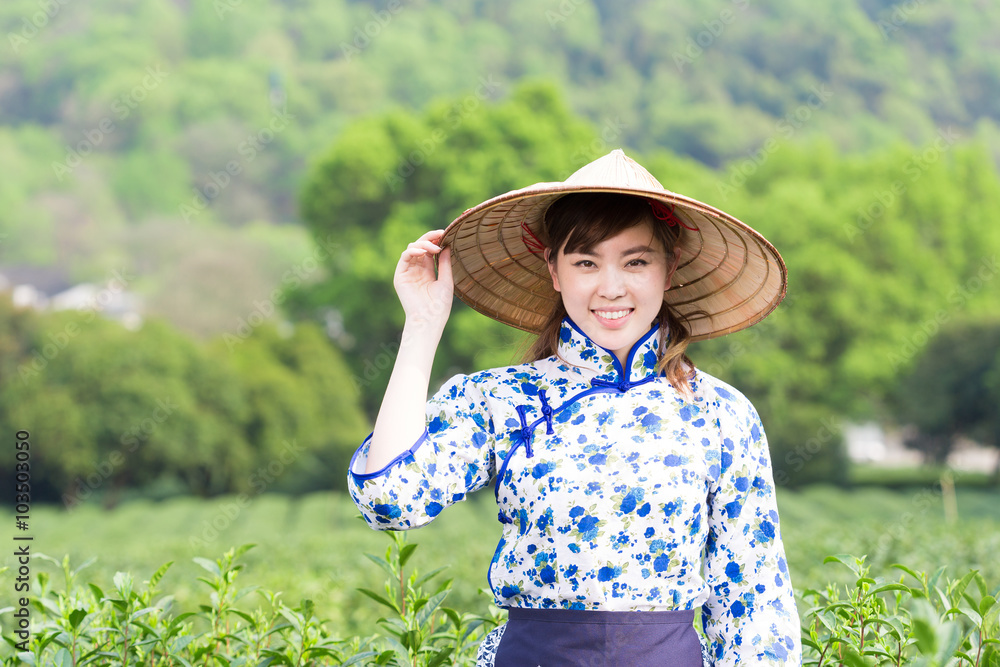 茶园里美丽的亚洲女孩