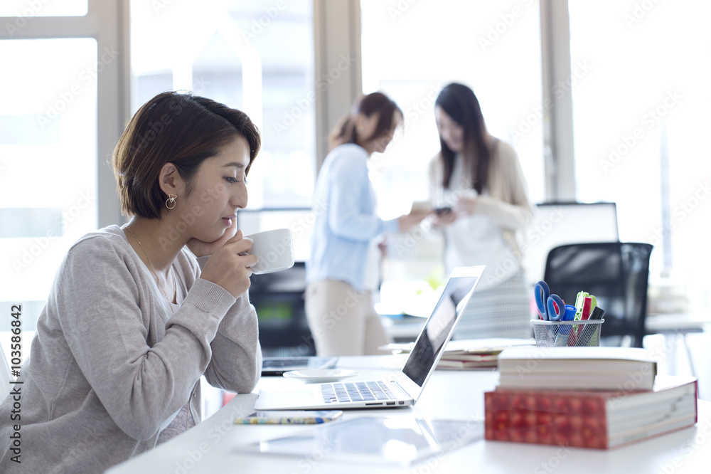 女人在窗户边说话