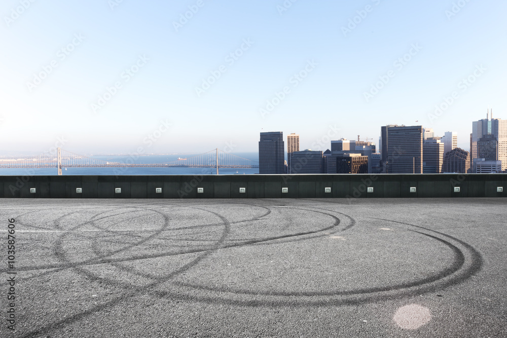 以旧金山为背景的空旷道路