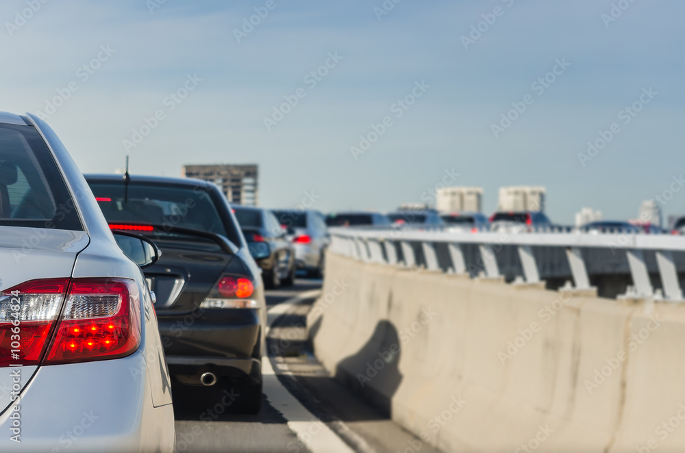 高速公路上一排排汽车拥堵