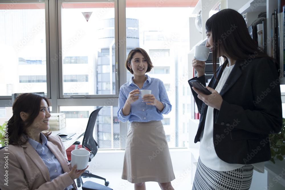 女性在办公室度过了一段有趣的休息时间