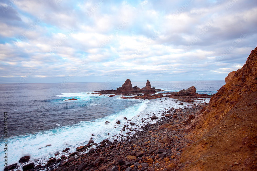 阿格阿穆尔附近拉戈梅拉岛西部的岩石海岸线，海洋中有陡峭的悬崖